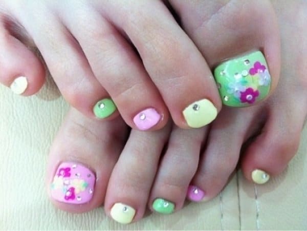 Stylish-Toe-Nail-Art-Ideas-For-Summer-Two-Color
